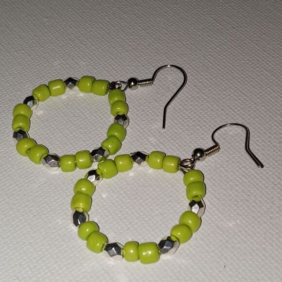 💍Light green beaded earrings and memory wire bracelet - Picture 5 of 5